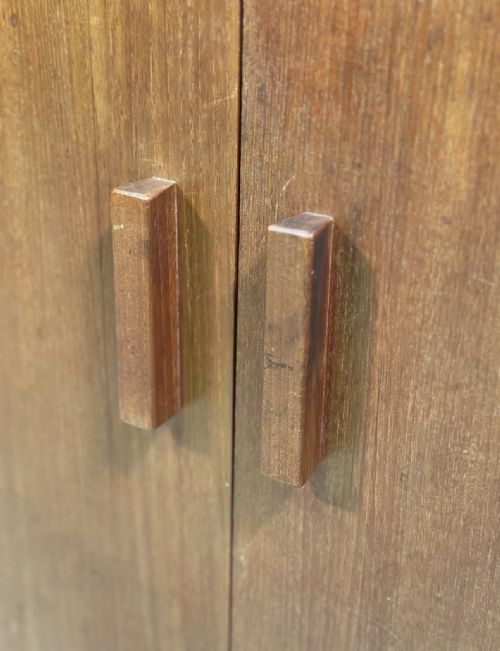 SMALL COTSWOLD OAK CUPBOARD C1930 - ADDITIONAL PHOTO 4