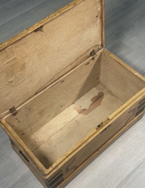VICTORIAN PINE CHEST IN ORIGINAL PAINT - ADDITIONAL PHOTO 5
