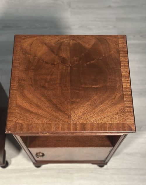 A PAIR OF MAHOGANY BEDSIDE CABINETS C1920 - ADDITIONAL PHOTO 2