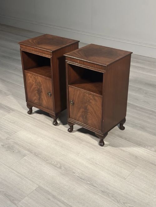 A PAIR OF MAHOGANY BEDSIDE CABINETS C1920 - ADDITIONAL PHOTO 3