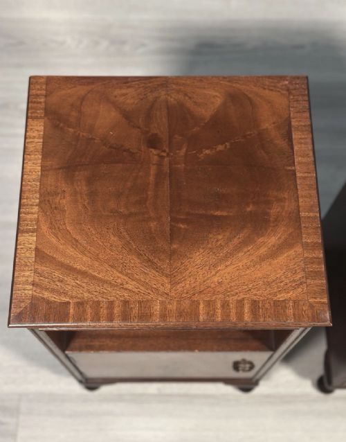 A PAIR OF MAHOGANY BEDSIDE CABINETS C1920 - ADDITIONAL PHOTO 4