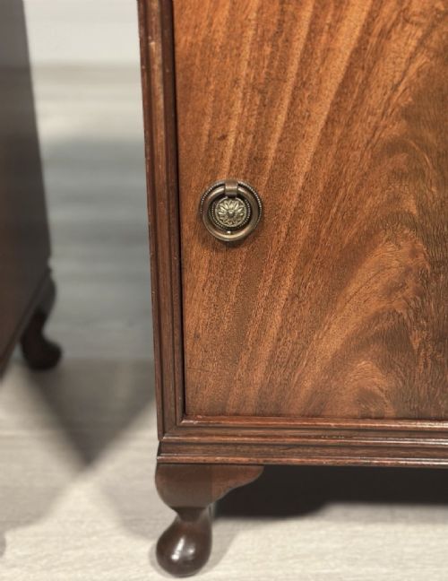 A PAIR OF MAHOGANY BEDSIDE CABINETS C1920 - ADDITIONAL PHOTO 8