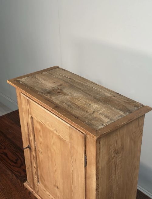 SMALL ANTIQUE PINE CABINET - ADDITIONAL PHOTO 7
