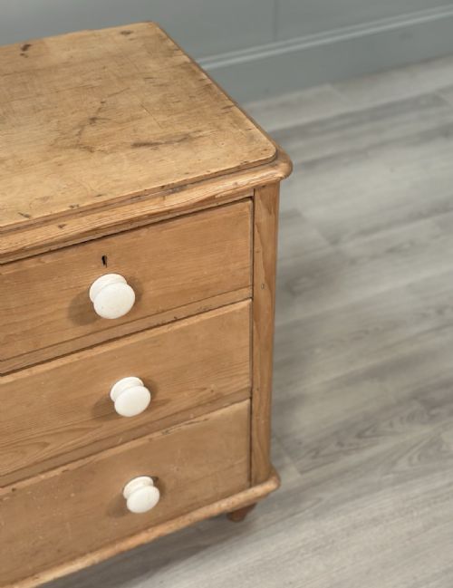 VICTORIAN PINE CHEST OF DRAWERS - ADDITIONAL PHOTO 5