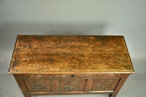 18TH CENTURY CARVED OAK COFFER - ADDITIONAL PHOTO 3
