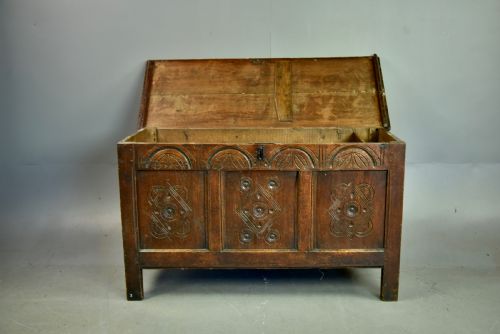 18TH CENTURY CARVED OAK COFFER - ADDITIONAL PHOTO 4