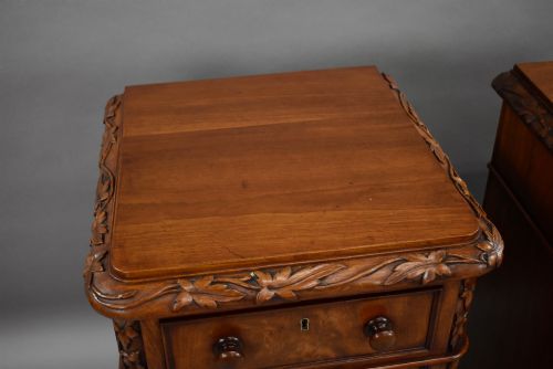 FINE PAIR OF VICTORIAN MAHOGANY BEDSIDE CHESTS OF DRAWERS - ADDITIONAL PHOTO 6