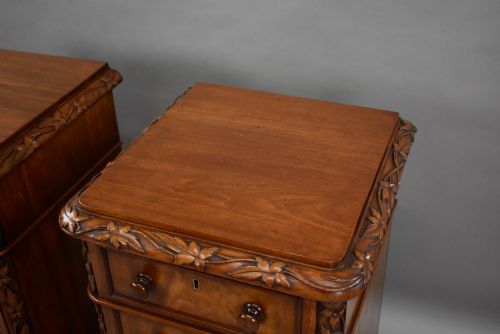 FINE PAIR OF VICTORIAN MAHOGANY BEDSIDE CHESTS OF DRAWERS - ADDITIONAL PHOTO 7