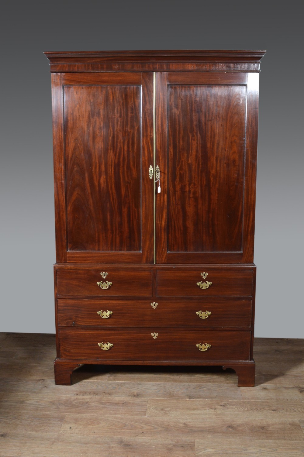 Georgian mahogany Gentleman's  linen press 