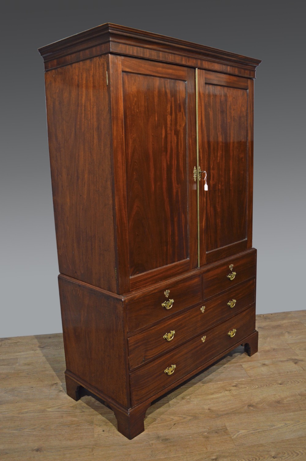 Georgian mahogany Gentleman's  linen press  View II