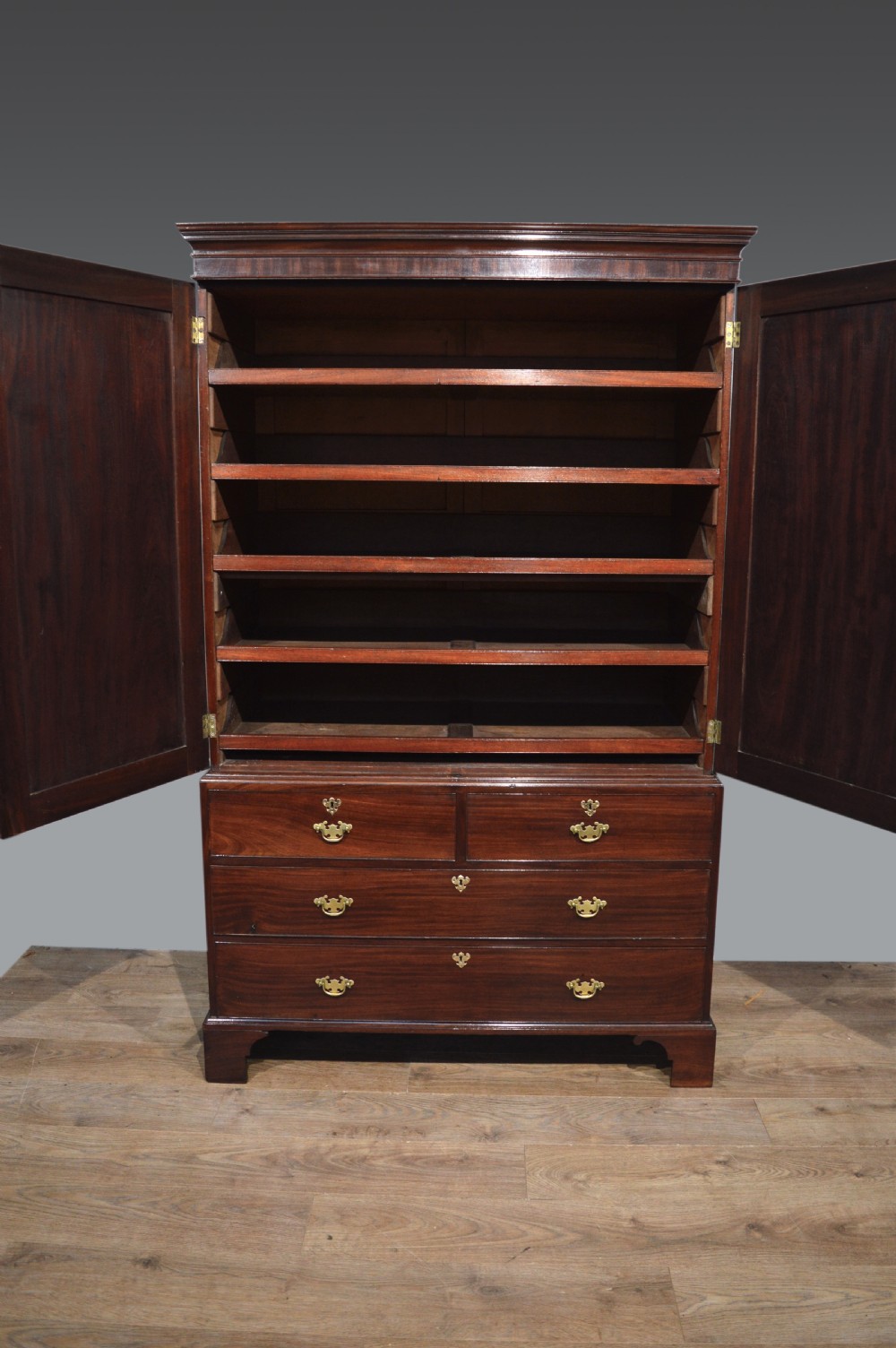Georgian mahogany Gentleman's  linen press  View IV