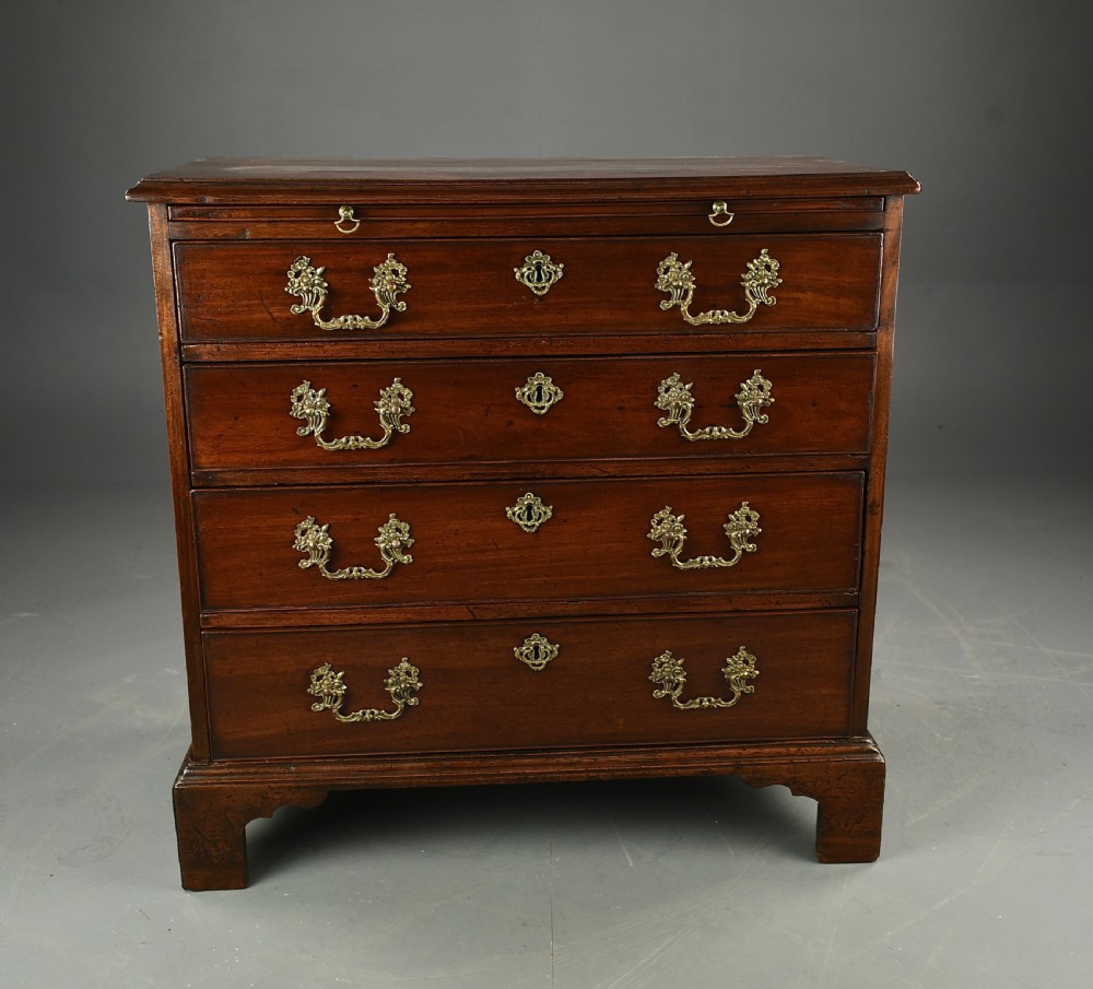 Antique Georgian mahogany Bachelors chest of drawers (circa 1770)