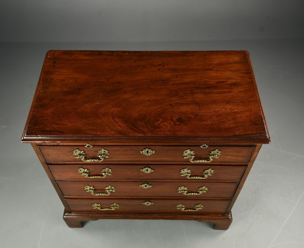 Antique Georgian mahogany Bachelors chest of drawers (circa 1770) View II
