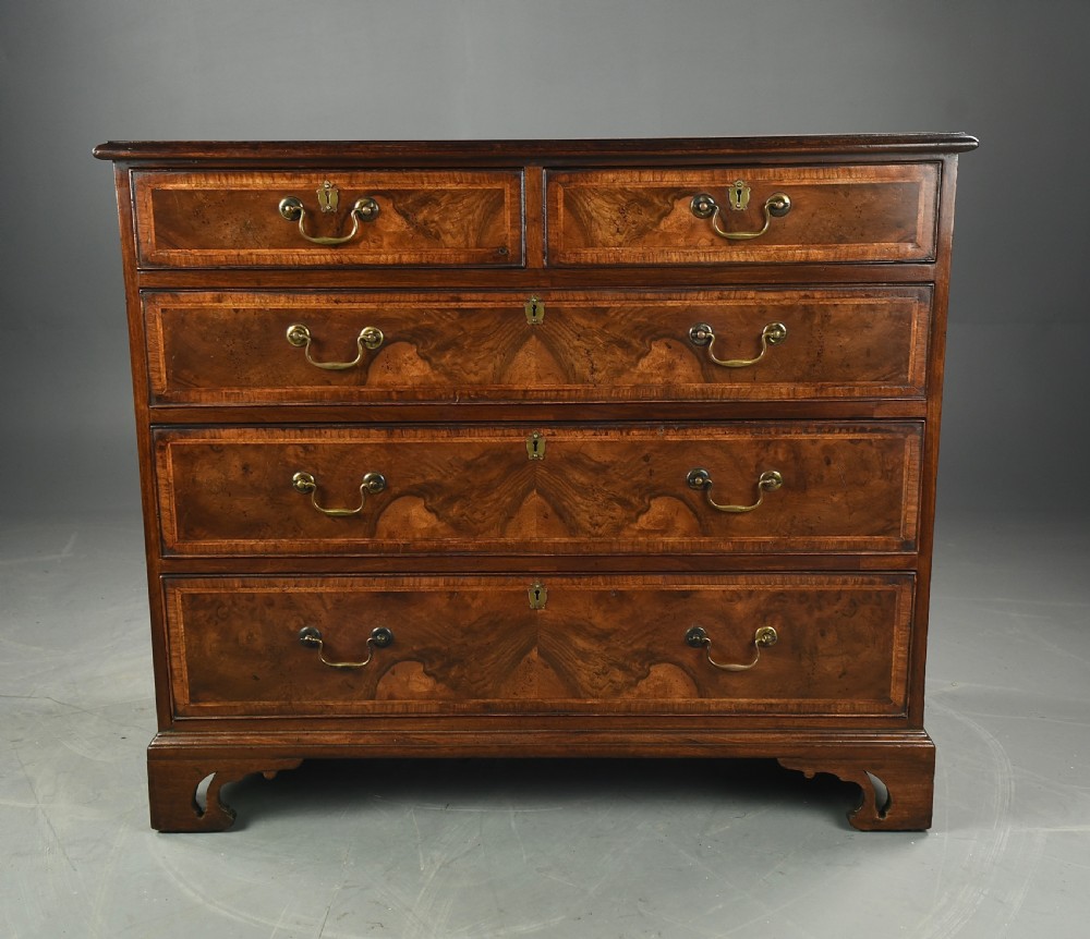 Georgian walnut chest of drawers 