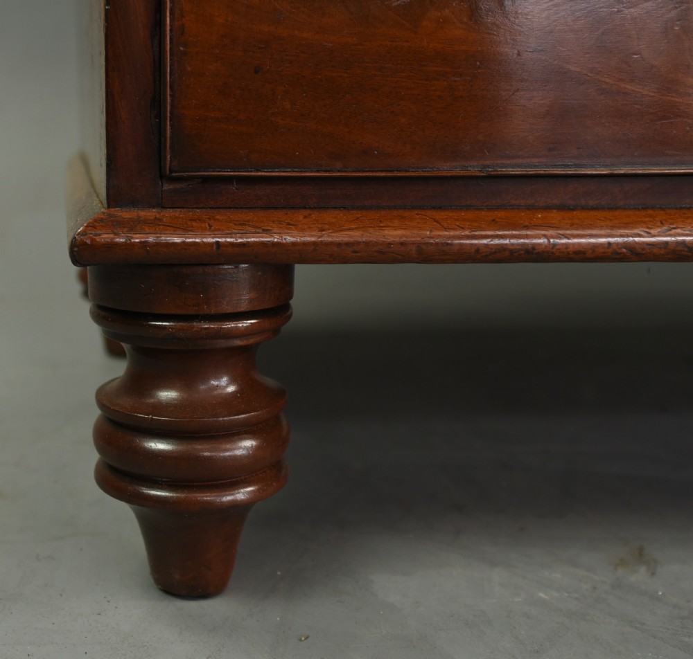 Georgian mahogany linen press  View VIII