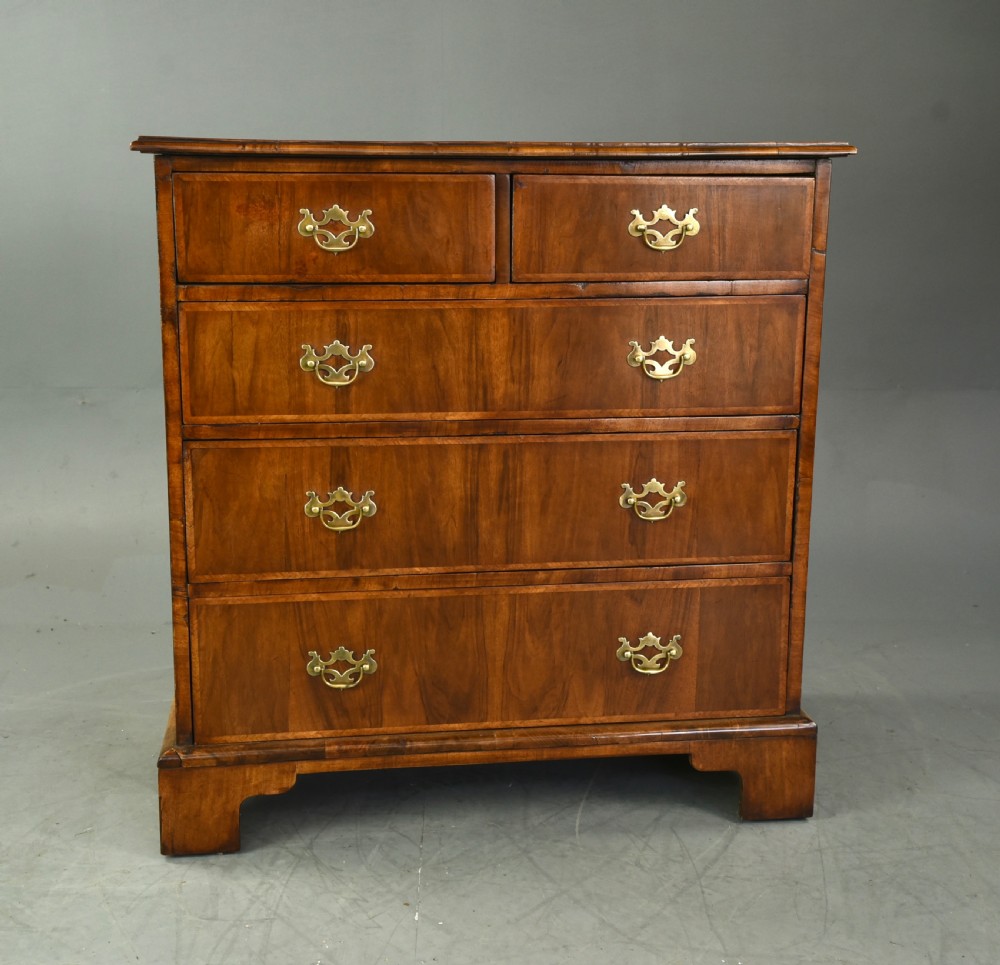 Georgian style walnut chest of drawers 