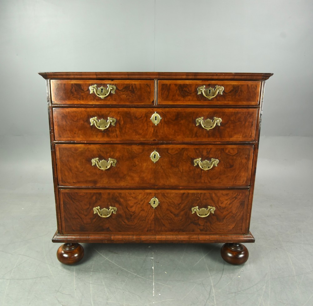 Queen Anne walnut chest of drawers 