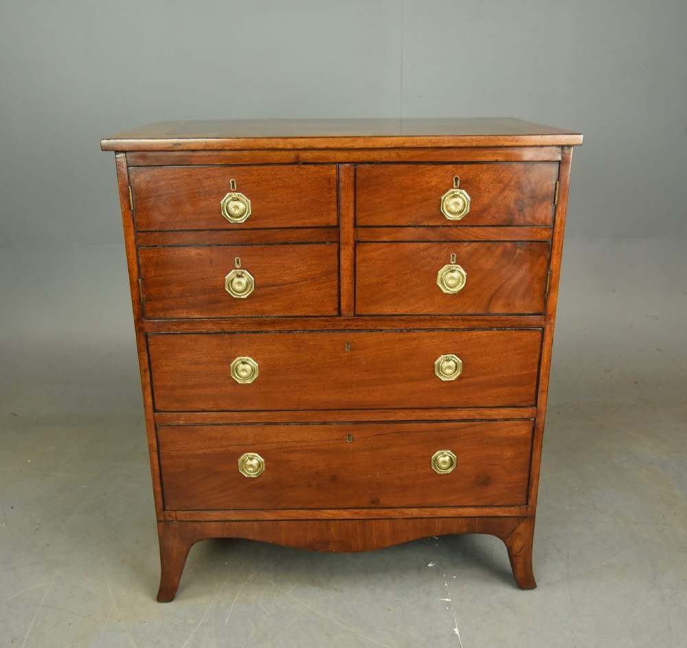 Small Georgian chest of drawers 
