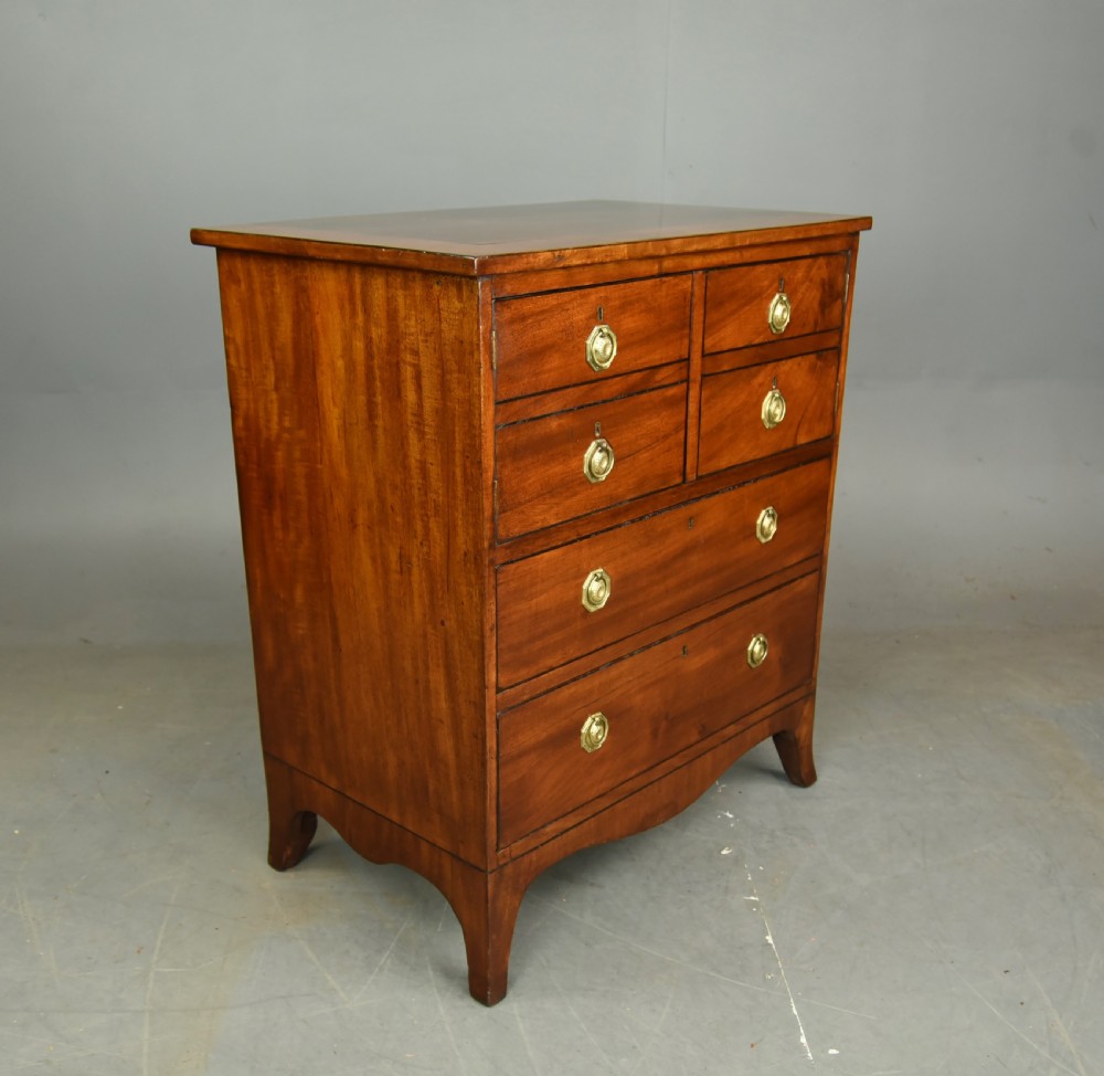 Small Georgian chest of drawers  View II
