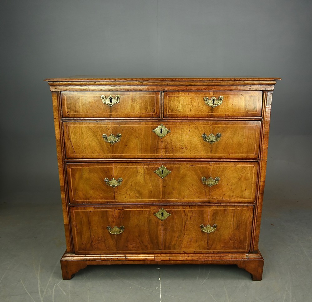 Early Georgian walnut chest of drawers 
