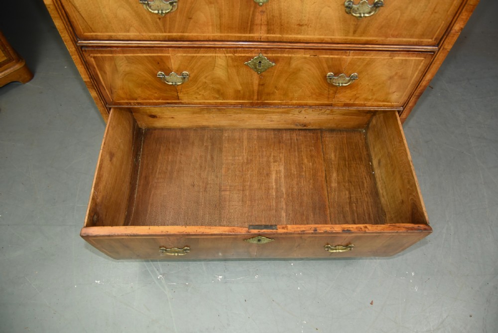 Early Georgian walnut chest of drawers  View V