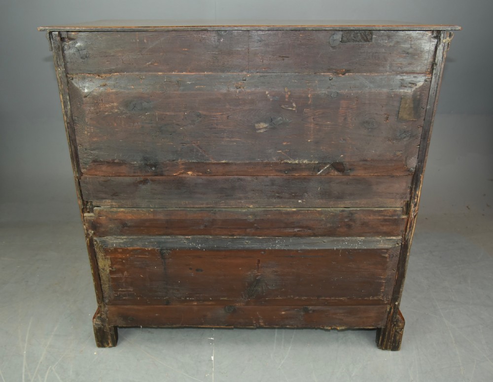Early Georgian walnut chest of drawers  View VII