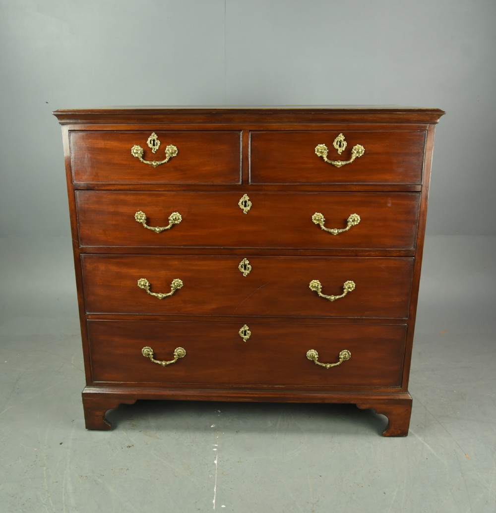 Georgian mahogany chest of drawers 