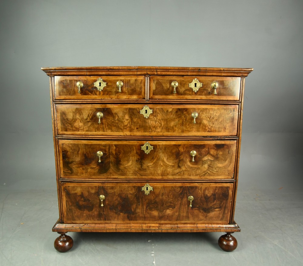  Georgian walnut chest of drawers early 18th century