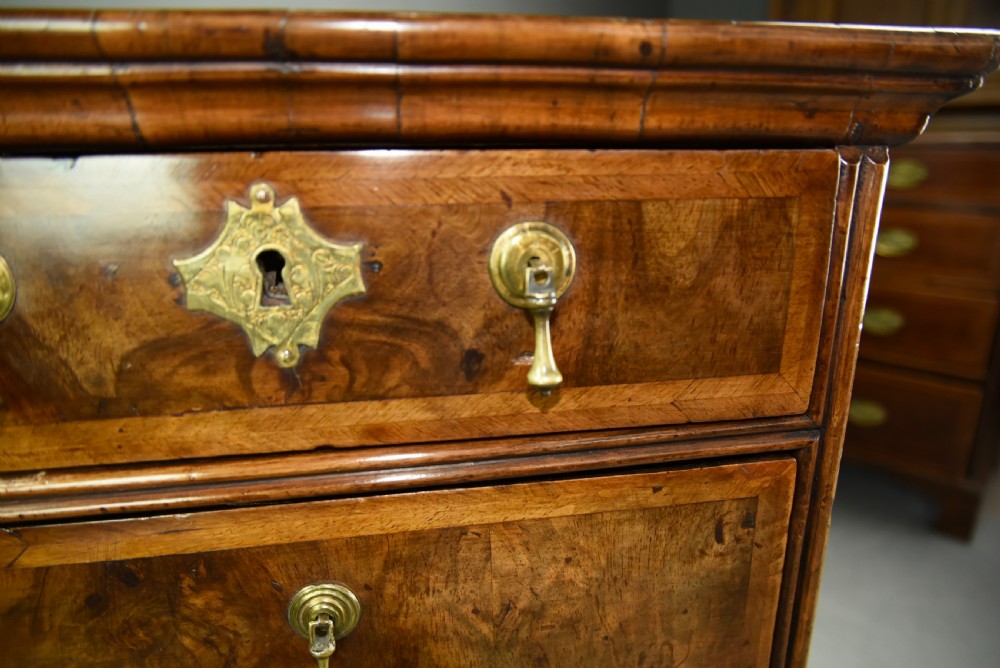  Georgian walnut chest of drawers early 18th century View V