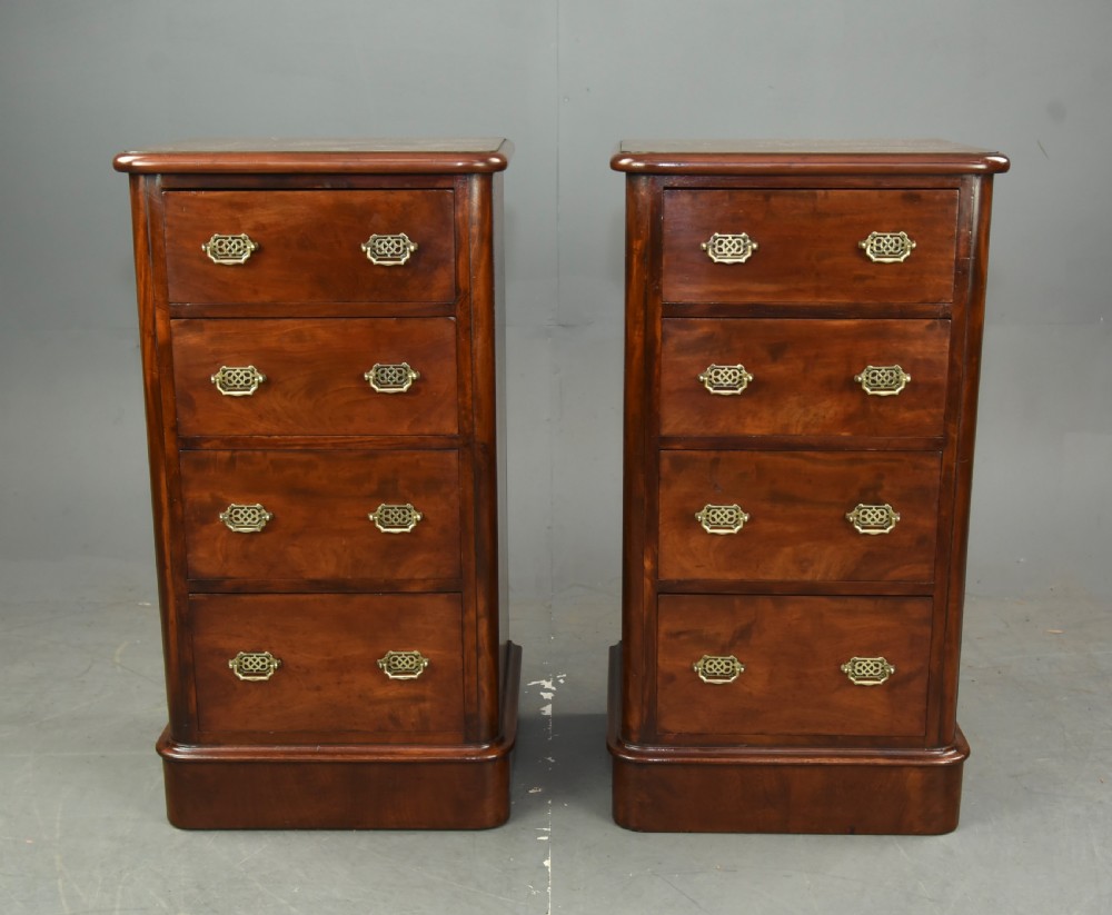 Pair of Victorian mahogany bedside chests von drawers 