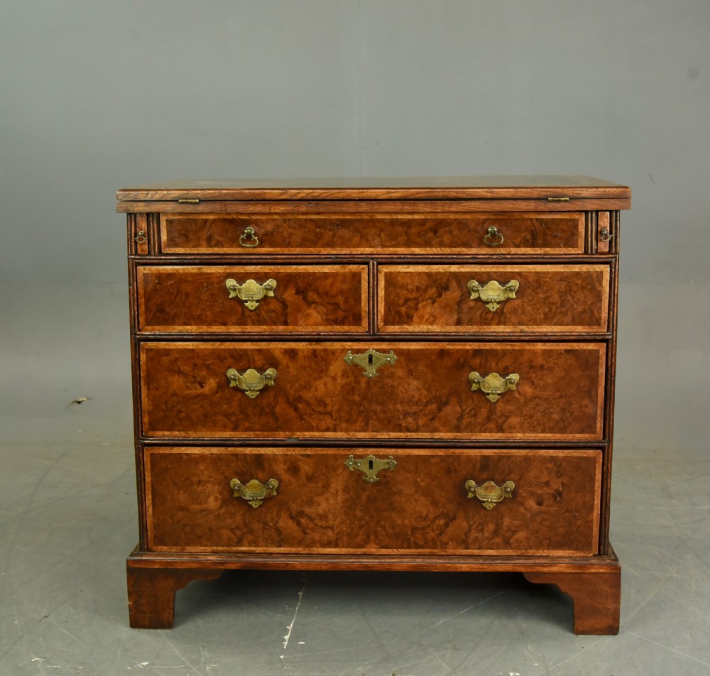 Antique Georgian walnut bachelors chest of drawers 