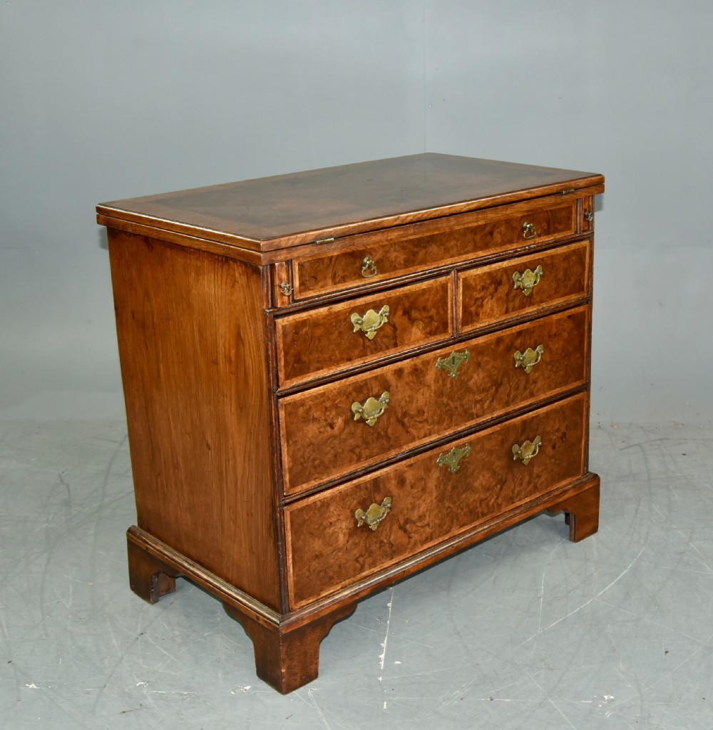 Antique Georgian walnut bachelors chest of drawers  View III