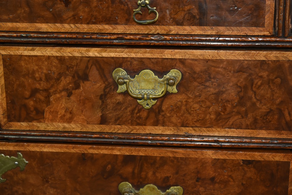 Antique Georgian walnut bachelors chest of drawers  View VI