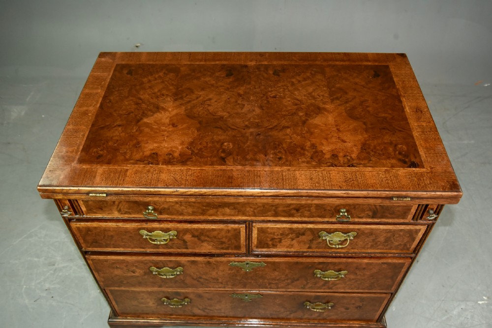 Antique Georgian walnut bachelors chest of drawers  View VII