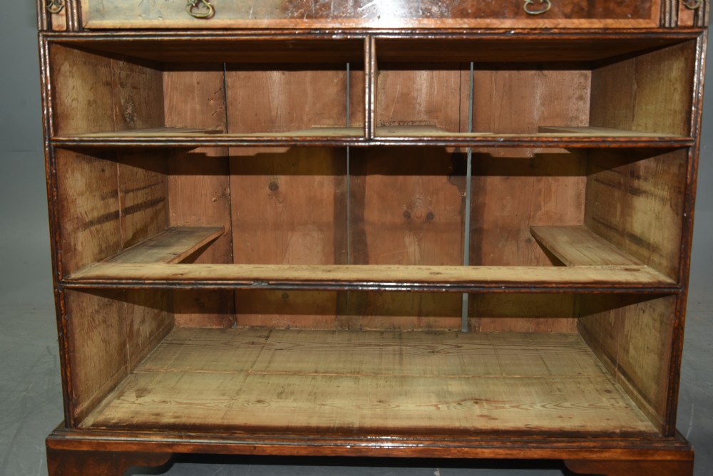 Antique Georgian walnut bachelors chest of drawers  View X