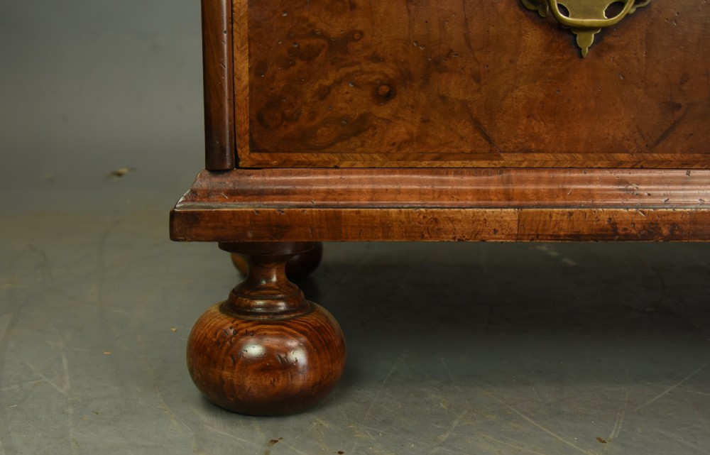 Antique Georgian walnut chest of drawers  View V
