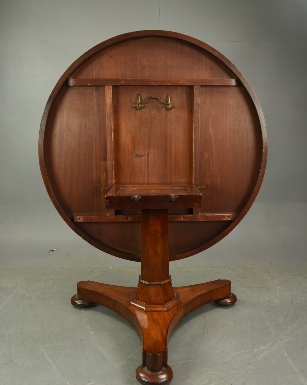 Victorian mahogany round mahogany dining table  View V