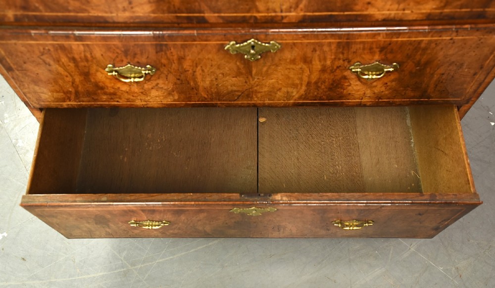 early 18th century walnut chest of drawers  View VIII