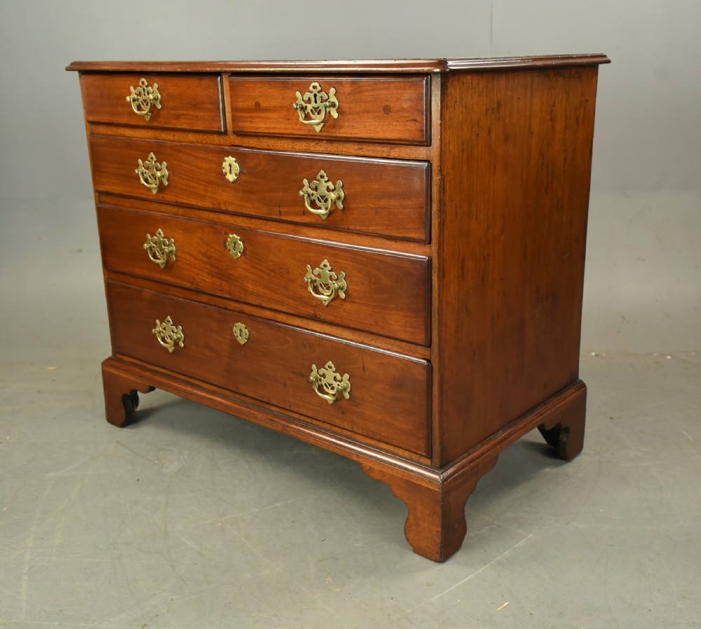 Georgian mahogany chest of drawers 