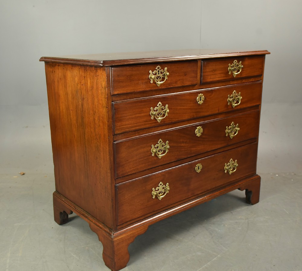 Georgian mahogany chest of drawers  View II