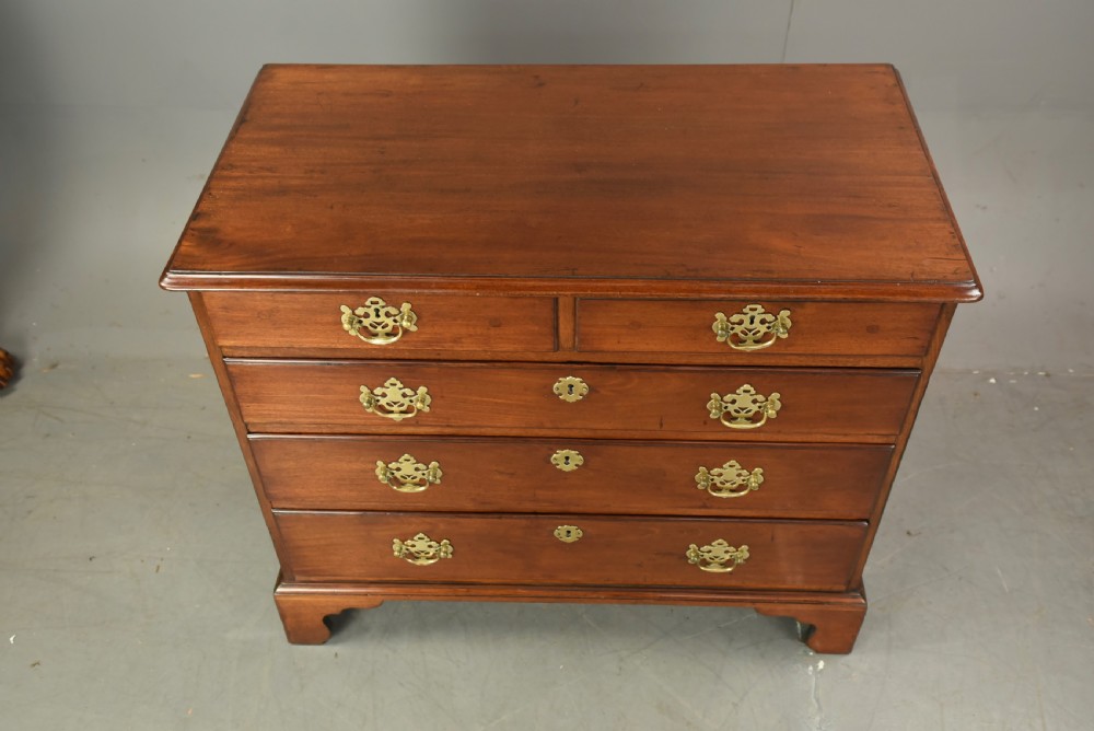 Georgian mahogany chest of drawers  View V