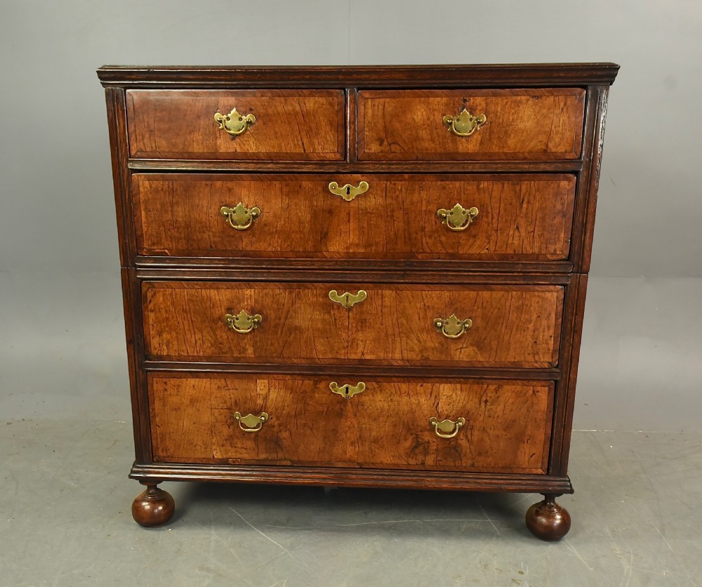 18th century Georgian  walnut chest of drawers 
