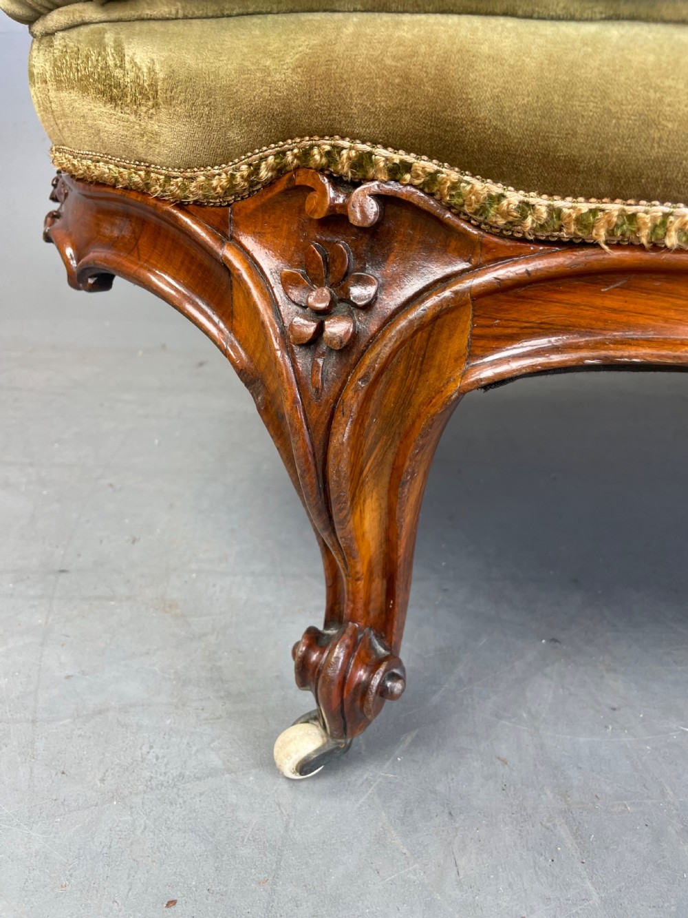 Victorian walnut chaise longue  View IX