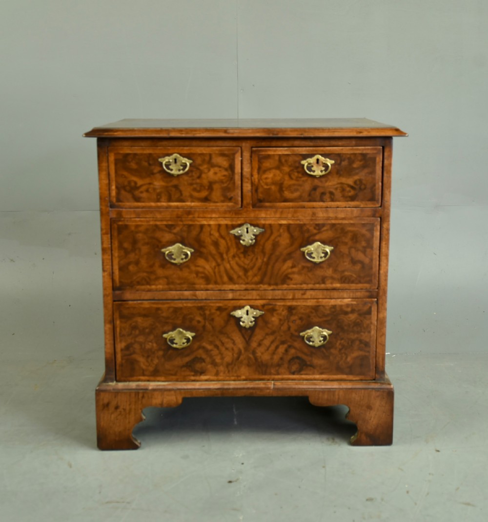 Small Georgian walnut chest of drawers 
