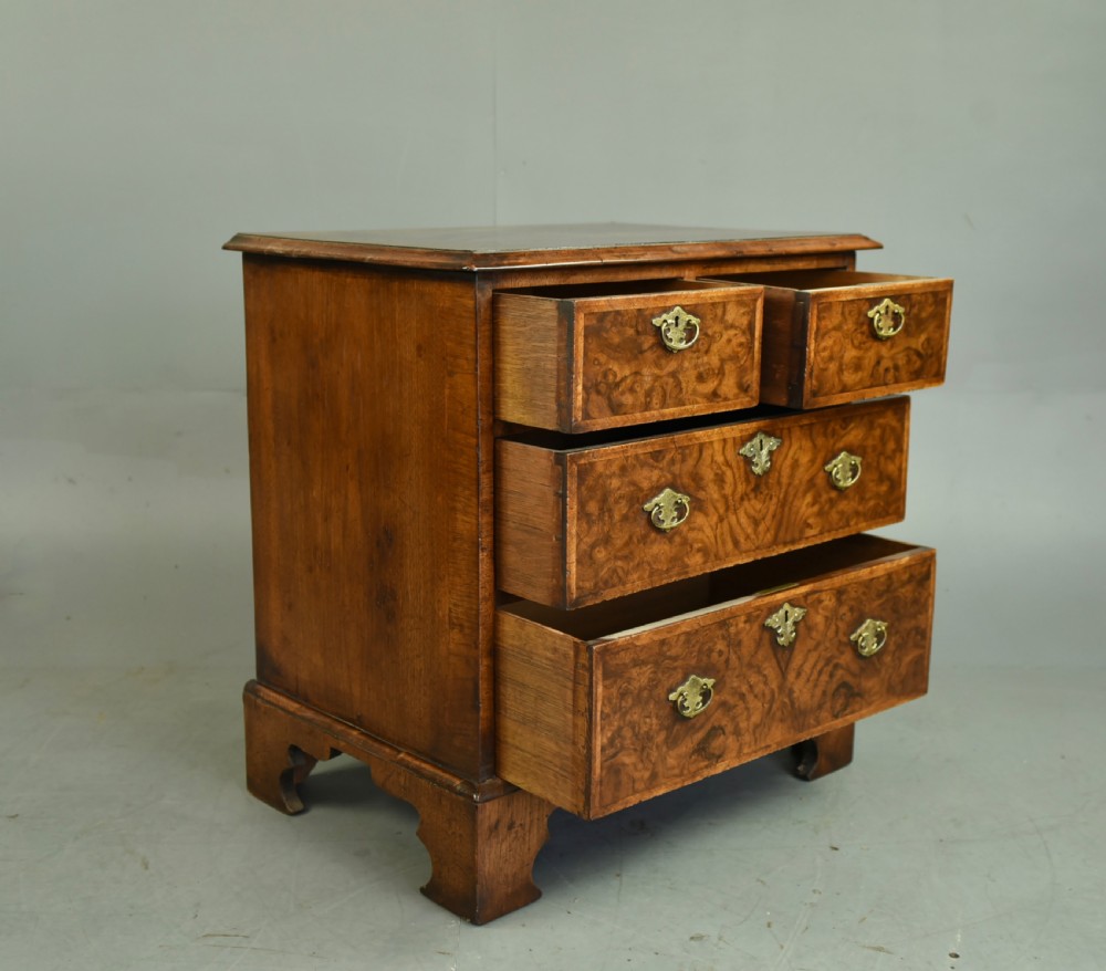 Small Georgian walnut chest of drawers  View IV