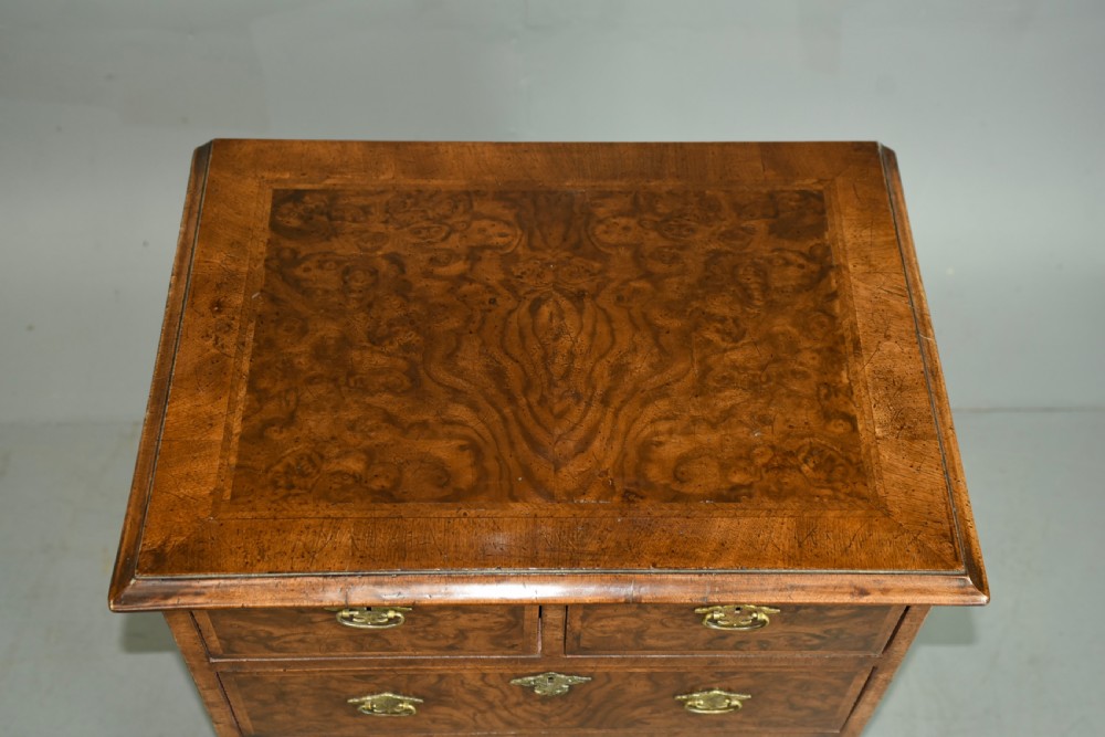 Small Georgian walnut chest of drawers  View VI