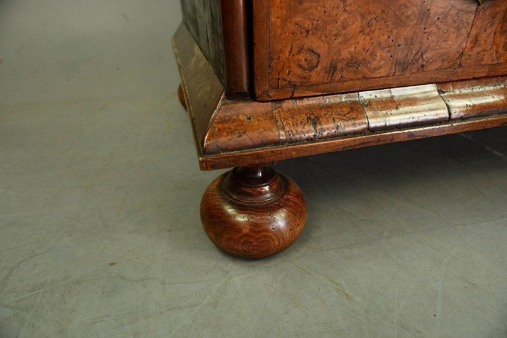 18th century burr walnut chest of drawers  View VII