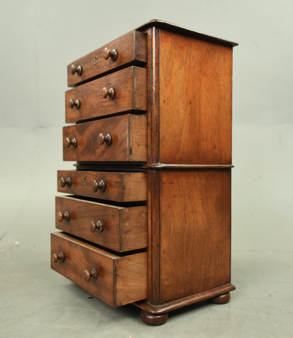  small Victorian mahogany  table top chest of drawers  View IV