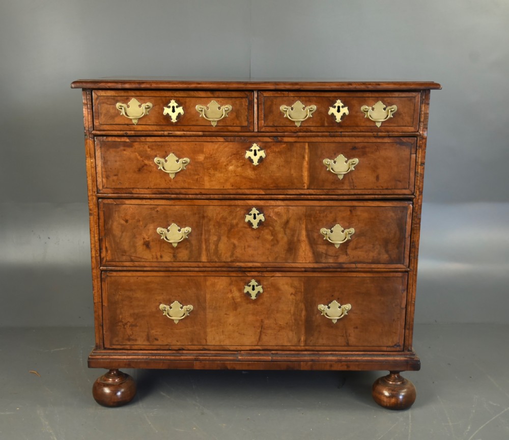 Queen Anne walnut chest of drawers 