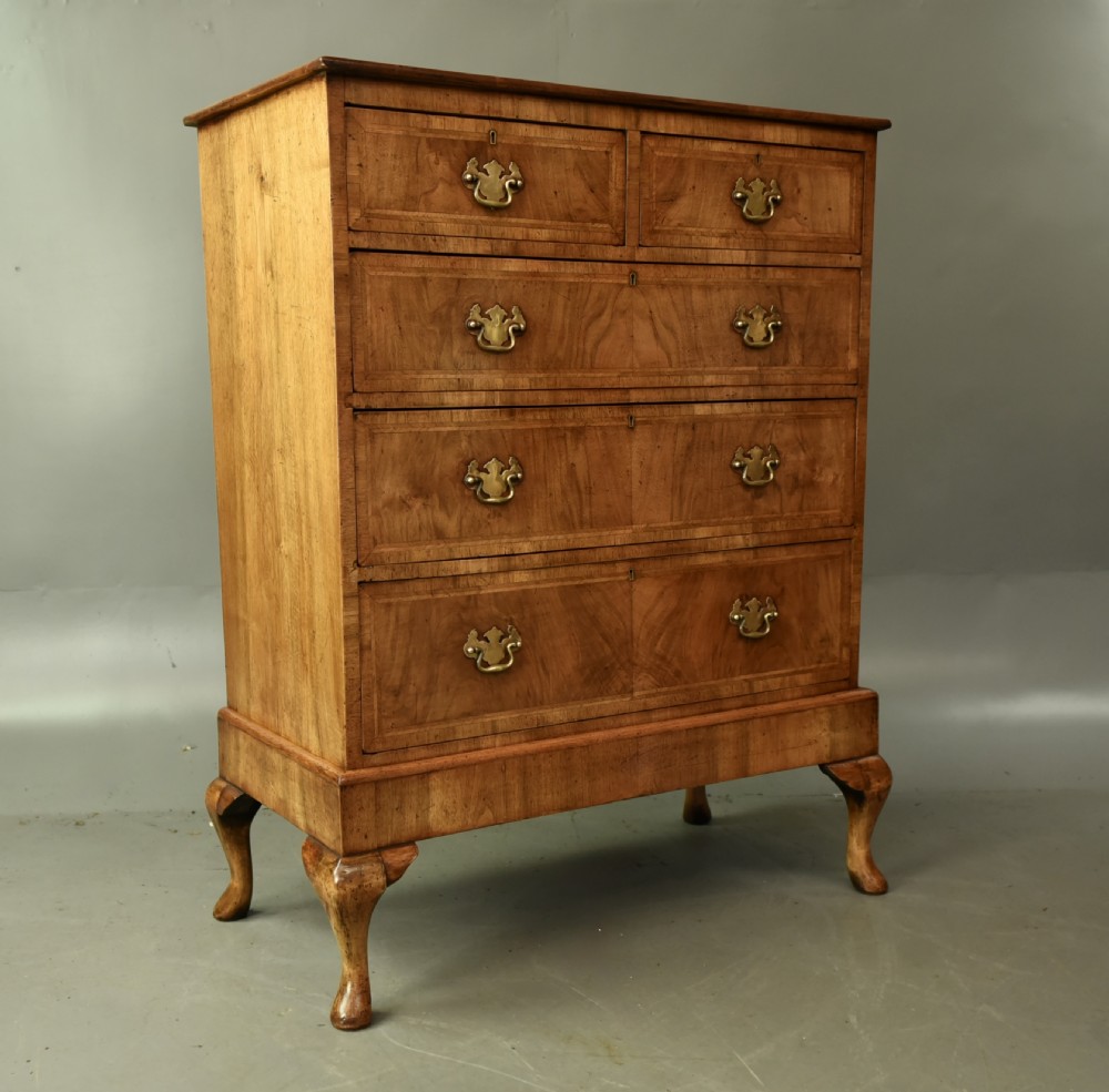 19th century Queen Anne walnut chest of drawers 